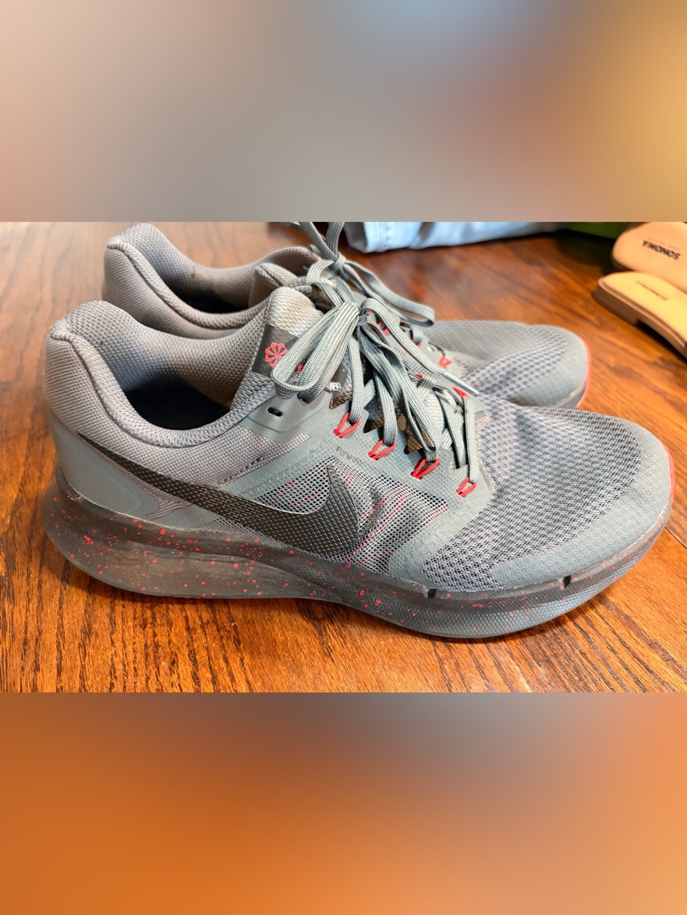 Nike Men’s Gray Athletic Sneakers with Red Speckle Accents